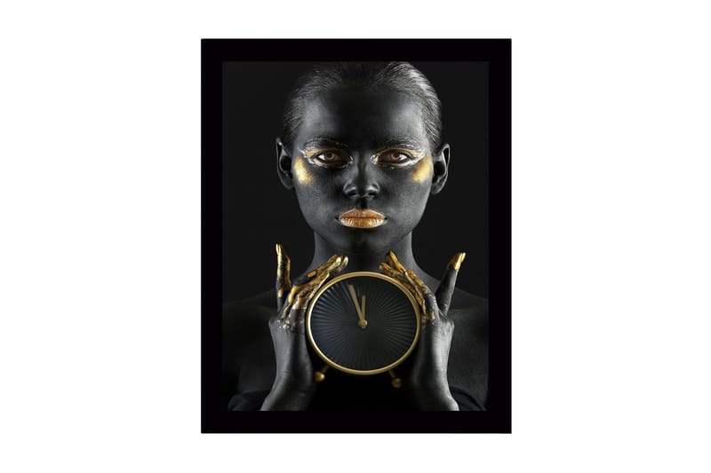 Inramad Canvastavla i trä - 41x56 cm - Porträtt av en kvinna med svart hud och guldiga detaljer som håller en klocka, Svart / Guld / Brun