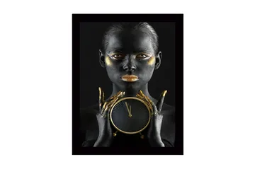 Inramad Canvastavla i trä - 41x56 cm - Porträtt av en kvinna med svart hud och guldiga detaljer som håller en klocka - Svart / Guld / Brun - Inredning - Tavlor & posters - Canvastavla
