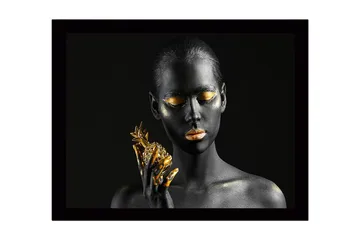 Inramad Canvastavla i trä - 41x56 cm - Porträtt av en kvinna med svart hud och guldiga detaljer som håller en ananas - Svart / Guld - Inredning - Tavlor & posters - Canvastavla