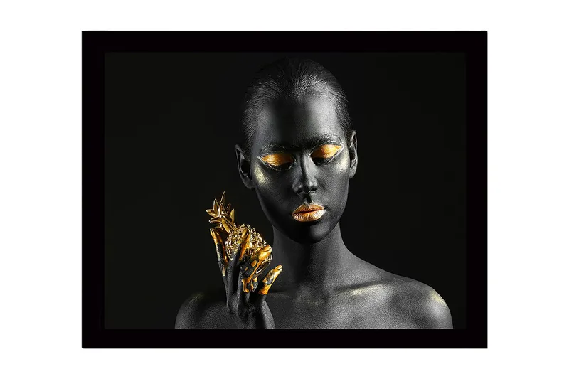 Inramad Canvastavla i trä - 41x56 cm - Porträtt av en kvinna med svart hud och guldiga detaljer som håller en ananas, Svart / Guld