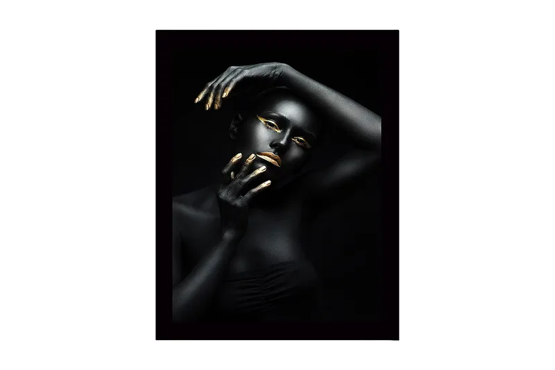 Inramad Canvastavla i trä - 41x56 cm - Porträtt av en kvinna med svart kroppsmålning och guldiga detaljer, Svart / Guld