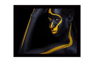 Inramad Canvastavla i trä - 41x56 cm - Porträtt av en person med svart och gul kroppsmålning - Svart / Gul - Inredning - Tavlor & posters - Canvastavla