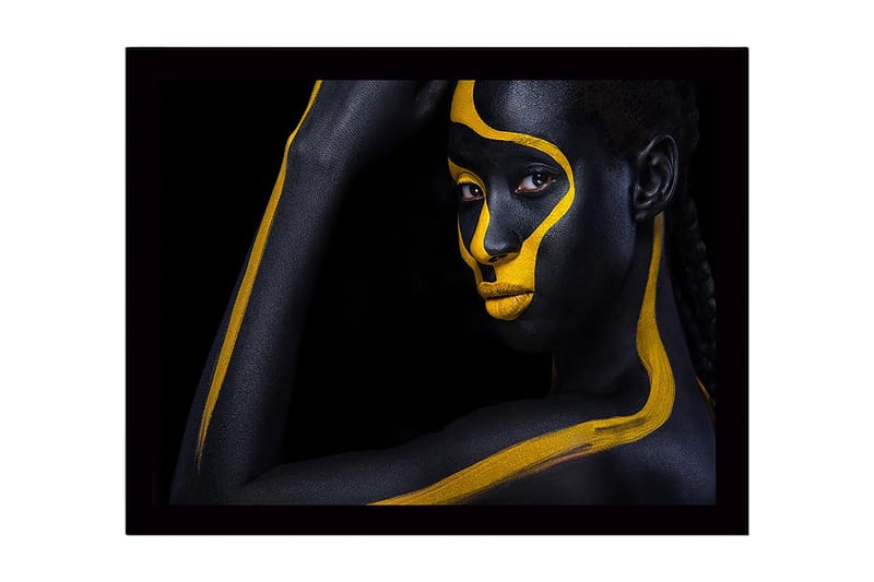 Inramad Canvastavla i trä - 41x56 cm - Porträtt av en person med svart och gul kroppsmålning, Svart / Gul
