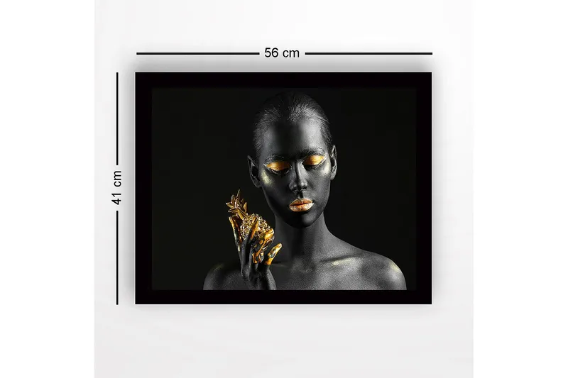 Inramad Canvastavla i trä - 41x56 cm - Porträtt av en kvinna med svart hud och guldiga detaljer som håller en ananas - Svart / Guld - Inredning - Tavlor & posters - Canvastavla