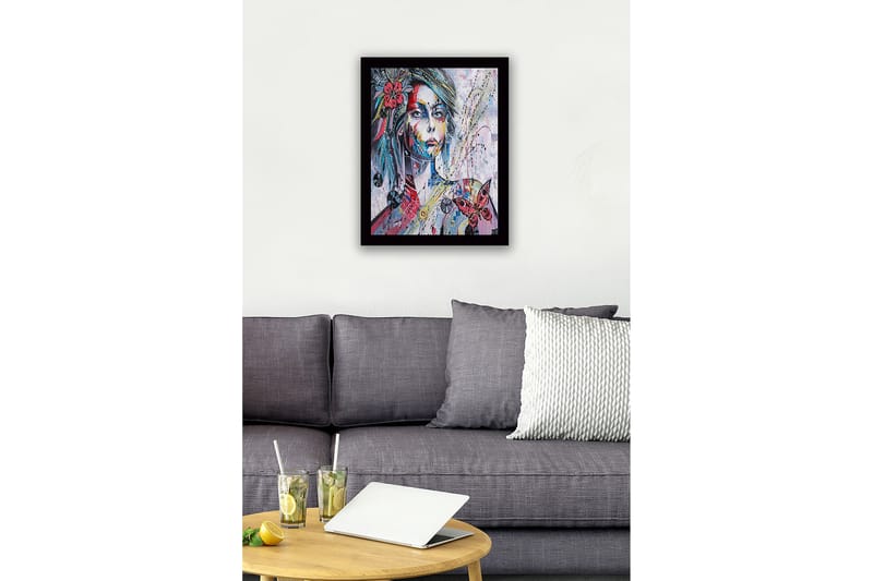 Inramad Canvastavla i trä - 41x56 cm - Porträtt av en kvinna med färgglada detaljer och en fjäril - Rosa / Blå / Gul - Inredning - Tavlor & posters - Canvastavla