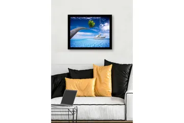 Inramad Canvastavla i trä - 41x56 cm - Palmträd som sträcker sig över en segelbåt i klart blått vatten - Blå / Grön / Vit - Inredning - Tavlor & posters - Canvastavla