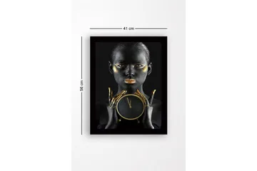 Inramad Canvastavla i trä - 41x56 cm - Porträtt av en kvinna med svart hud och guldiga detaljer som håller en klocka - Svart / Guld / Brun - Inredning - Tavlor & posters - Canvastavla
