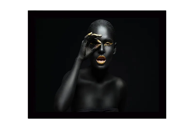 Inramad Canvastavla i trä - 41x56 cm - Porträtt av en kvinna med svart kroppsmålning och guldiga detaljer, Svart / Guld