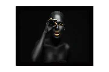 Inramad Canvastavla i trä - 41x56 cm - Porträtt av en kvinna med svart kroppsmålning och guldiga detaljer - Svart / Guld - Inredning - Tavlor & posters - Canvastavla