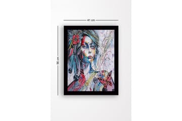 Inramad Canvastavla i trä - 41x56 cm - Porträtt av en kvinna med färgglada detaljer och en fjäril - Rosa / Blå / Gul - Inredning - Tavlor & posters - Canvastavla