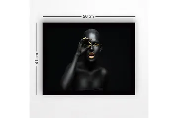 Inramad Canvastavla i trä - 41x56 cm - Porträtt av en kvinna med svart kroppsmålning och guldiga detaljer - Svart / Guld - Inredning - Tavlor & posters - Canvastavla