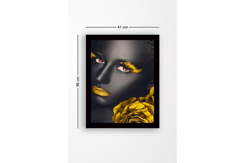 Inramad Canvastavla i trä - 41x56 cm - Porträtt av en kvinna med svart hud och gula detaljer - Svart / Gul / Röd - Inredning - Tavlor & posters - Canvastavla