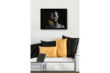 Inramad Canvastavla i trä - 41x56 cm - Porträtt av en kvinna med svart hud och guldiga detaljer som håller en ananas - Svart / Guld - Inredning - Tavlor & posters - Canvastavla
