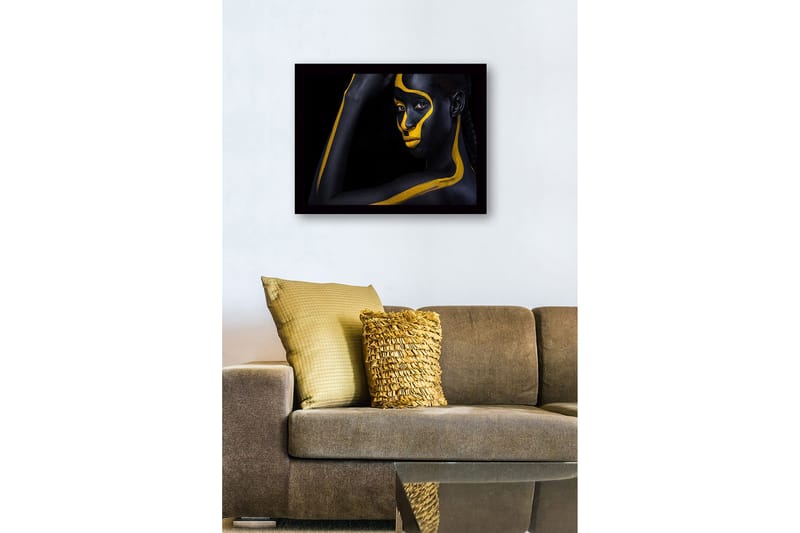 Inramad Canvastavla i trä - 41x56 cm - Porträtt av en person med svart och gul kroppsmålning - Svart / Gul - Inredning - Tavlor & posters - Canvastavla