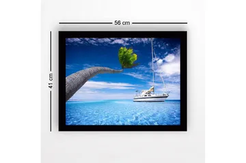 Inramad Canvastavla i trä - 41x56 cm - Palmträd som sträcker sig över en segelbåt i klart blått vatten - Blå / Grön / Vit - Inredning - Tavlor & posters - Canvastavla
