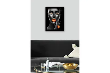 Inramad Canvastavla i trä - 41x56 cm - Porträtt av en kvinna med starka färger på läppar och ögonfransar - Orange / Svart - Inredning - Tavlor & posters - Canvastavla