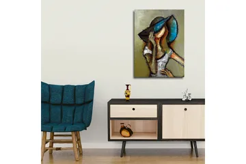 Liten Canvastavla 30x40 cm - Kvinna med stor hatt i en avslappnad pose - Blå / Beige / Brun - Inredning - Tavlor & posters - Canvastavla