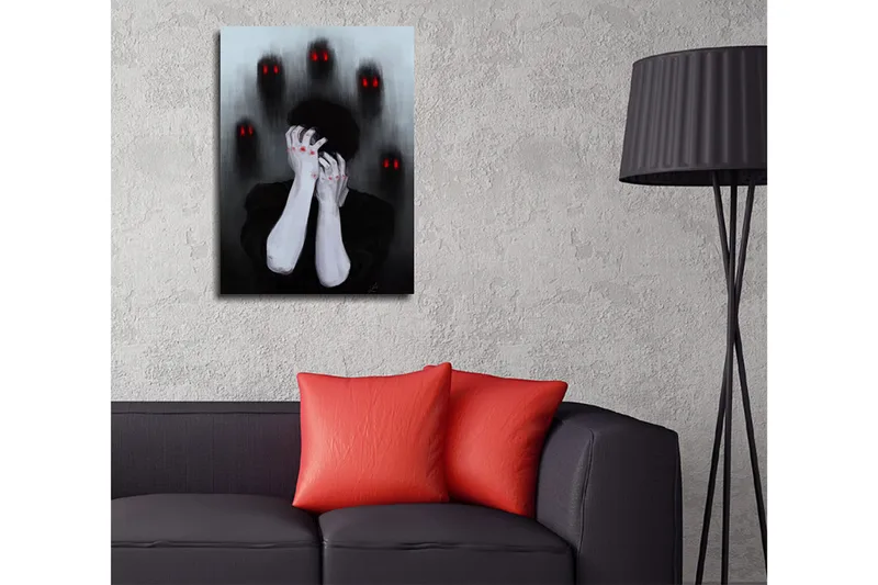 Liten Canvastavla 30x40 cm - Mörk och känslosam skildring av en person som håller huvudet i händerna, omgiven av skugglika figurer med röda ögon - Svart / Gr�å / Röd - Inredning - Tavlor & posters - Canvastavla