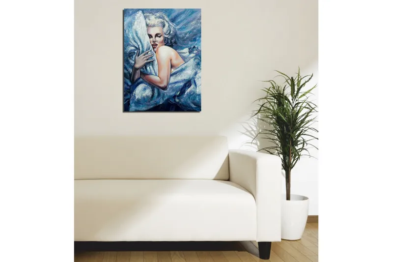 Liten Canvastavla 30x40 cm - Sensuell kvinna som omfamnar en mjuk kudde - Blå / Vit / Svart - Inredning - Tavlor & posters - Canvastavla