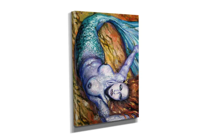 Liten Canvastavla 30x40 cm - Siren med en skimrande fiskstjärt och rödbrunt hår som ligger på en klippa - Turkos / Lila / Rödbrun - Inredning - Tavlor & posters - Canvastavla