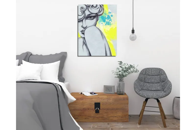 Liten Canvastavla 30x40 cm - Porträtt av en kvinna med en mystisk blick och stiliserat hår - Grå / Gul / Turkos - Inredning - Tavlor & posters - Canvastavla