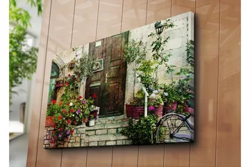 Stor Canvastavla 100x70 cm - Vacker dörr omgiven av färgglada blommor och grönska - Röd / Grön / Lila - Inredning - Tavlor & posters - Canvastavla