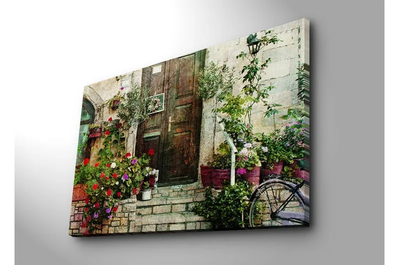 Stor Canvastavla 100x70 cm - Vacker dörr omgiven av färgglada blommor och grönska - Röd / Grön / Lila - Inredning - Tavlor & posters - Canvastavla