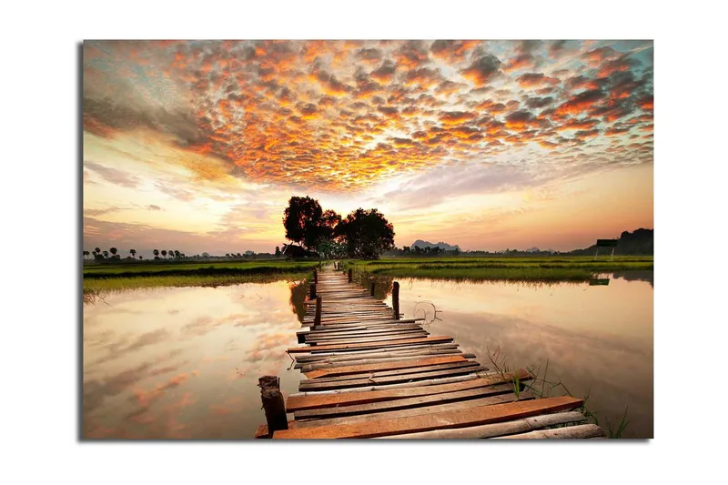 Stor Canvastavla 100x70 cm - Vacker solnedgång över en träbro som sträcker sig över stilla vatten, Orange / Grön / Brun