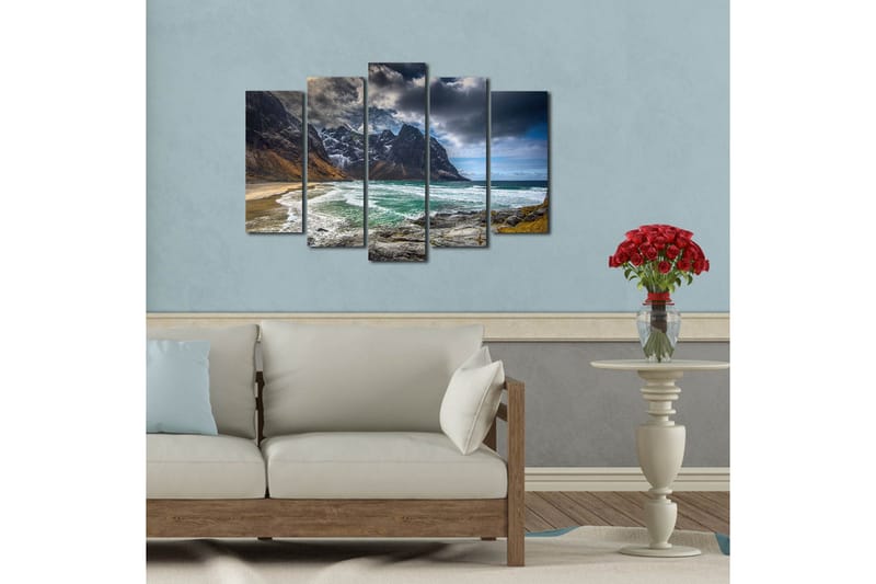 Stor Canvastavla i 5 delar 105x70 cm - Dramatiska fjäll med hav och strand - Mörkgrå / Turkos / Beige - Inredning - Tavlor & posters - Canvastavla