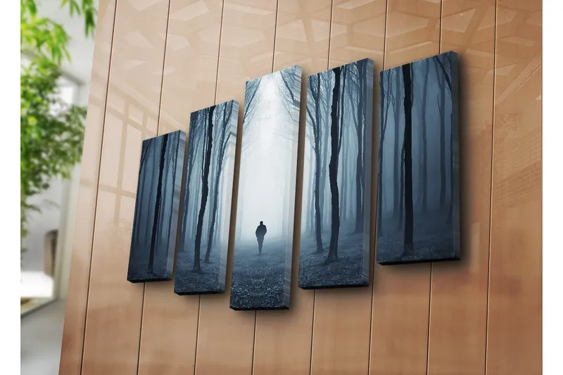 Stor Canvastavla i 5 delar 105x70 cm - Ensam figur som går genom en dimmig skog - Mörkblå / Grå / Svart - Inredning - Tavlor & posters - Canvastavla