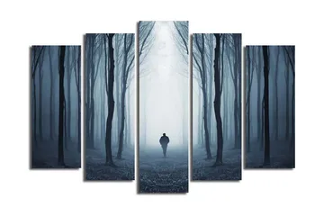 Stor Canvastavla i 5 delar 105x70 cm - Ensam figur som går genom en dimmig skog - Mörkblå / Grå / Svart - Inredning - Tavlor & posters - Canvastavla