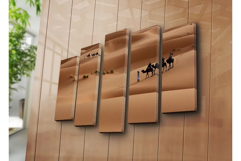 Stor Canvastavla i 5 delar 105x70 cm - Kamelkaravan som rör sig genom sanddyner - Sandbeige / Ljusbrun / Grön - Inredning - Tavlor & posters - Canvastavla