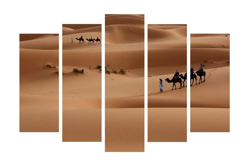 Stor Canvastavla i 5 delar 105x70 cm - Kamelkaravan som rör sig genom sanddyner - Sandbeige / Ljusbrun / Grön - Inredning - Tavlor & posters - Canvastavla
