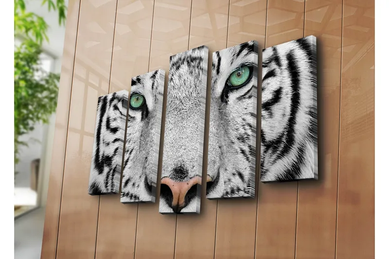 Stor Canvastavla i 5 delar 105x70 cm - Närbild av en vit tiger med intensiva ögon - Vit / Svart / Grön - Inredning - Tavlor & posters - Canvastavla