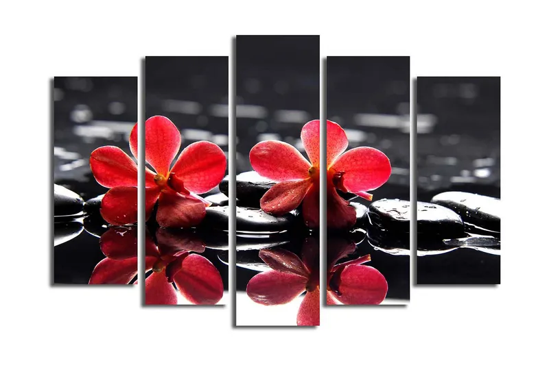 Stor Canvastavla i 5 delar 105x70 cm - Röda blommor på svarta stenar i vatten - Röd / Svart - Inredning - Tavlor & posters - Canvastavla