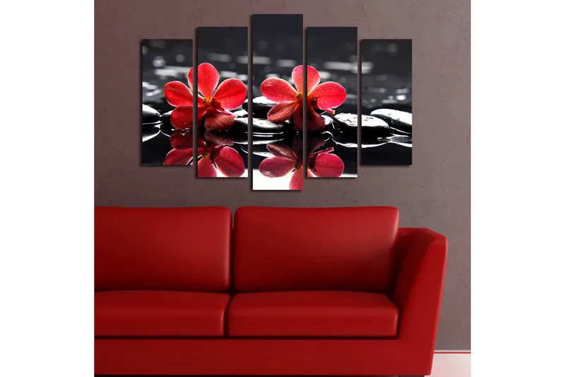 Stor Canvastavla i 5 delar 105x70 cm - Röda blommor på svarta stenar i vatten - Röd / Svart - Inredning - Tavlor & posters - Canvastavla