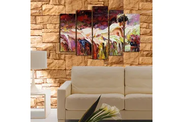 Stor Canvastavla i 5 delar 105x70 cm - Sensuell kvinna som vilar på en säng med blommor i närheten - Röd / Lila / Beige - Inredning - Tavlor & posters - Canvastavla