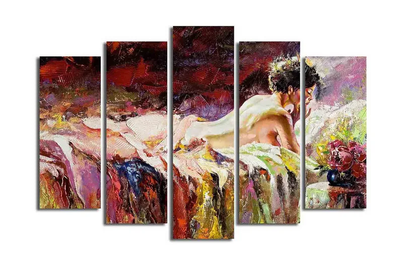 Stor Canvastavla i 5 delar 105x70 cm - Sensuell kvinna som vilar på en säng med blommor i närheten - Röd / Lila / Beige - Inredning - Tavlor & posters - Canvastavla