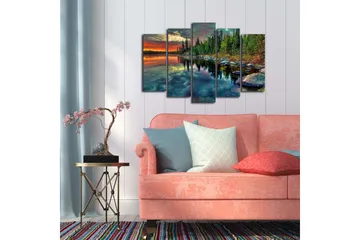 Stor Canvastavla i 5 delar 105x70 cm - Storslagen sjölandskap med spegelblanka vattenytor och omgivande skog - Grön / Orange / Blå - Inredning - Tavlor & posters - Canvastavla