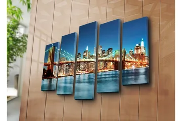 Stor Canvastavla i 5 delar 105x70 cm - Storslagen vy över Brooklyn Bridge med en ljus stadssilhuett i bakgrunden - Mörkblå / Guld / Grön - Inredning - Tavlor & posters - Canvastavla