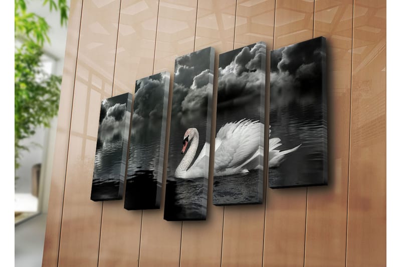 Stor Canvastavla i 5 delar 105x70 cm - Svart och vit svan som simmar i en spegelblanka sjö under dramatiska moln - Vit / Svart / Grå - Inredning - Tavlor & posters - Canvastavla