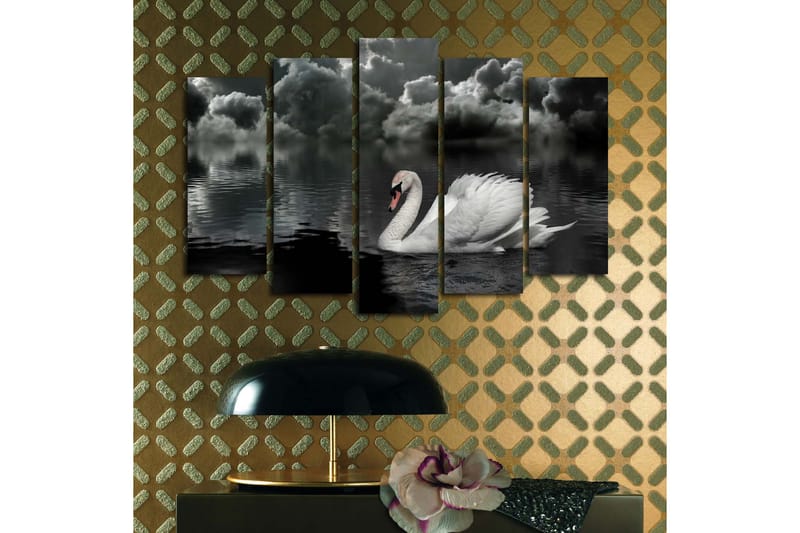 Stor Canvastavla i 5 delar 105x70 cm - Svart och vit svan som simmar i en spegelblanka sjö under dramatiska moln - Vit / Svart / Grå - Inredning - Tavlor & posters - Canvastavla