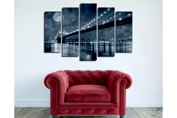 Stor Canvastavla i 5 delar 105x70 cm - Svartvit stadsbild med en bro och måne i natten - Svart / Grå / Vit - Inredning - Tavlor & posters - Canvastavla