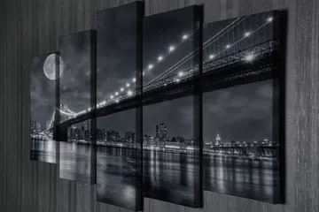 Stor Canvastavla i 5 delar 105x70 cm - Svartvit stadsbild med en bro och måne i natten - Svart / Grå / Vit - Inredning - Tavlor & posters - Canvastavla