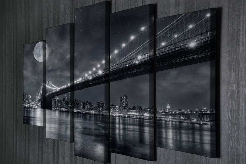 Stor Canvastavla i 5 delar 105x70 cm - Svartvit stadsbild med en bro och måne i natten - Svart / Grå / Vit - Inredning - Tavlor & posters - Canvastavla