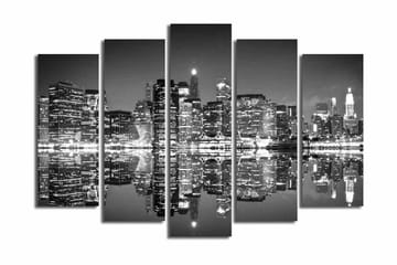 Stor Canvastavla i 5 delar 105x70 cm - Svartvit stadsbild med reflektioner i vattnet - Svart / Vitt / Grått - Inredning - Tavlor & posters - Canvastavla