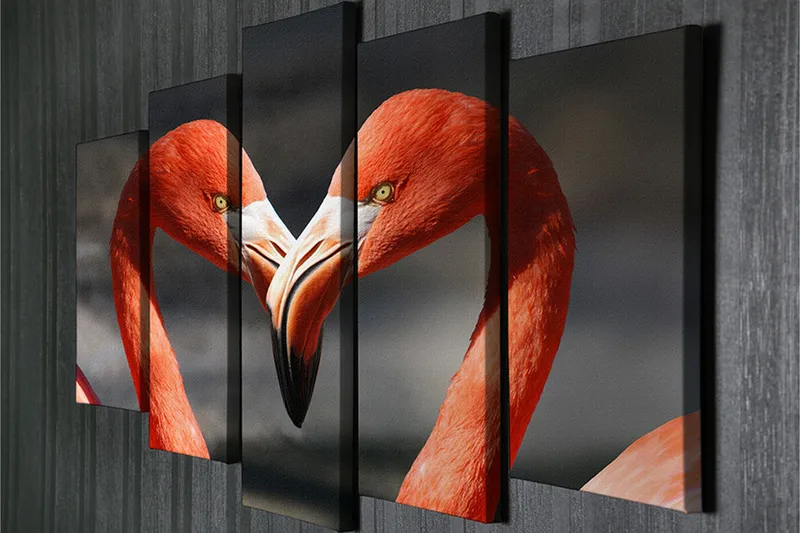 Stor Canvastavla i 5 delar 105x70 cm - Två flamingos som formar ett hjärta med sina näbbar - Röd / Svart - Inredning - Tavlor & posters - Canvastavla