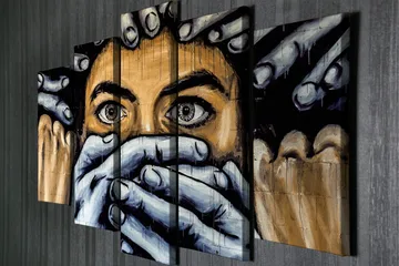 Stor Canvastavla i 5 delar 105x70 cm - Uttrycksfullt ansikte med händer som täcker munnen - Svart / Hudfärg / Grå - Inredning - Tavlor & posters - Canvastavla