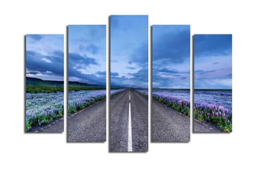 Stor Canvastavla i 5 delar 105x70 cm - Vacker landsväg omgiven av lila blommor och dramatiska moln - Lila / Blå / Grå - Inredning - Tavlor & posters - Canvastavla