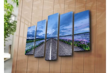 Stor Canvastavla i 5 delar 105x70 cm - Vacker landsväg omgiven av lila blommor och dramatiska moln - Lila / Blå / Grå - Inredning - Tavlor & posters - Canvastavla